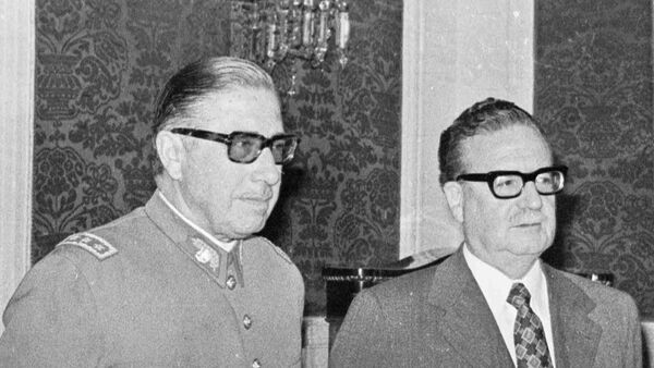 O então general-chefe do Exército do Chile, Augusto Pinochet, e o presidente do país Salvador Allende em foto de 23 de agosto de 1973. - Sputnik Brasil