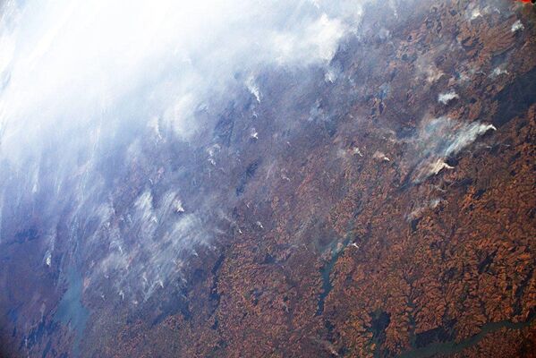 Fumaça, visível por milhares de quilômetros, causada por incêndios na floresta amazônica - Sputnik Brasil