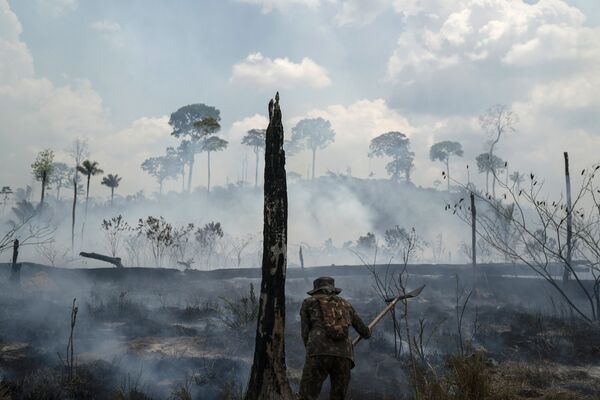 Soldado brasileiro apaga fogos na região do município de Novo Progresso, no Pará, Brasil, 3 de setembro de 2019 - Sputnik Brasil