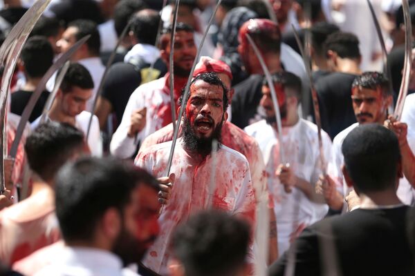 Muçulmano xiita em festa religiosa no Bahrain - Sputnik Brasil
