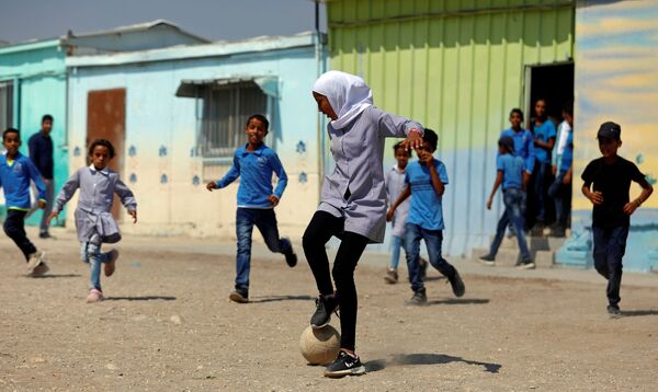 Alunos palestinos jogam futebol na Cisjordânia ocupada por Israel - Sputnik Brasil