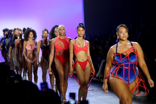 Modelos durante o desfile Chromat Spring/Summer 2020 na Semana da Moda em Nova York - Sputnik Brasil