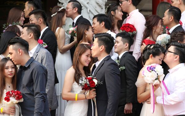 Recém-casados se beijam durante casamento em massa em Kuala Lumpur, Malásia - Sputnik Brasil
