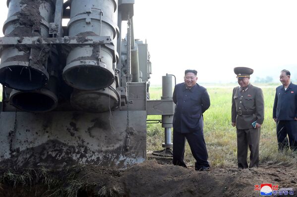 Líder da Coreia do Norte, Kim Jong-un, assiste a teste de sistema lançador de mísseis - Sputnik Brasil