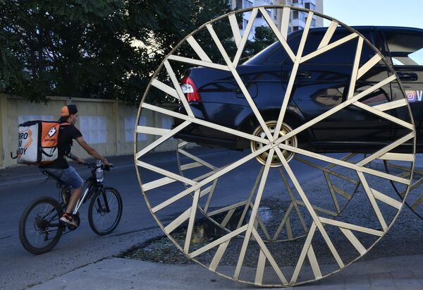 Carro LADA Priora com rodas de 2 metros de diâmetro em uma rua da cidade russa de Krasnodar - Sputnik Brasil