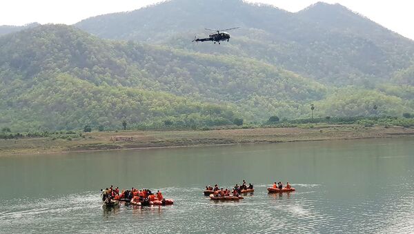 Operação de resgate no rio Godavari, Índia - Sputnik Brasil