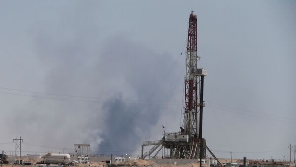 Fumaça é vista após um incêndio nas instalações de Aramco na cidade oriental de Abqaiq, Arábia Saudita - Sputnik Brasil