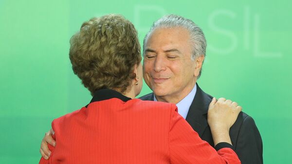 Presidente Dilma Rousseff e vice-presidente Michel Temer se encontram com lideranças políticas durante campanha do governador do Rio, Luiz Fernando Pezão, 24 de julho de 2014 - Sputnik Brasil