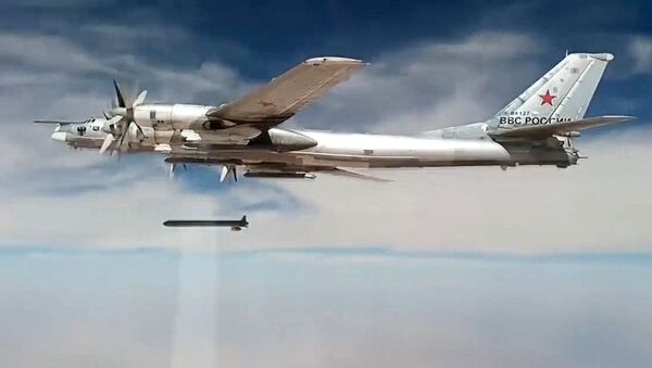 Bombardeiro de mísseis estratégicos Tu-95MS ataca alvos terroristas na Síria com mísseis de cruzeiro X-101 (imagem de arquivo) - Sputnik Brasil