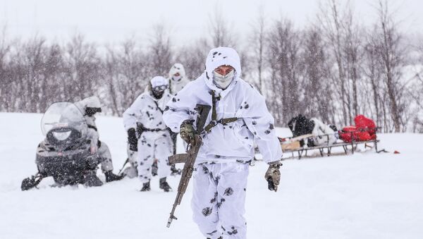 Soldado durante treinamento na região de Murmanks, no Ártico.  - Sputnik Brasil