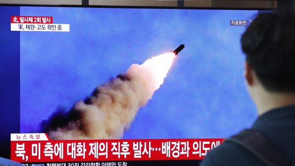Pessoa assistindo a programa de TV na Coreia do Sul, que mostra os testes de mísseis norte-coreanos, em 10 de Setembro de 2019 - Sputnik Brasil