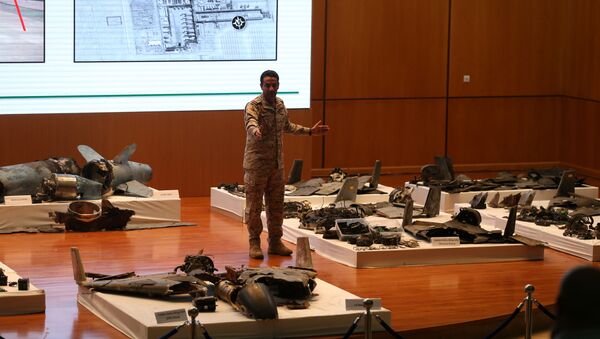 Porta-voz do Ministério da Defesa saudita, coronel Turki Al-Malik mostra destroços de míssil que atingiu as refinarias sauditas. - Sputnik Brasil