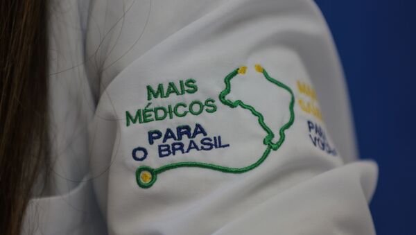 Detalhe de jaleco de médica do programa Mais Médicos - Sputnik Brasil