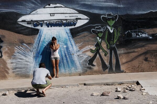 Jovem tira foto na frente de parede com grafite de OVNI em Hiko, Nevada, EUA, 20 de setembro de 2019 - Sputnik Brasil