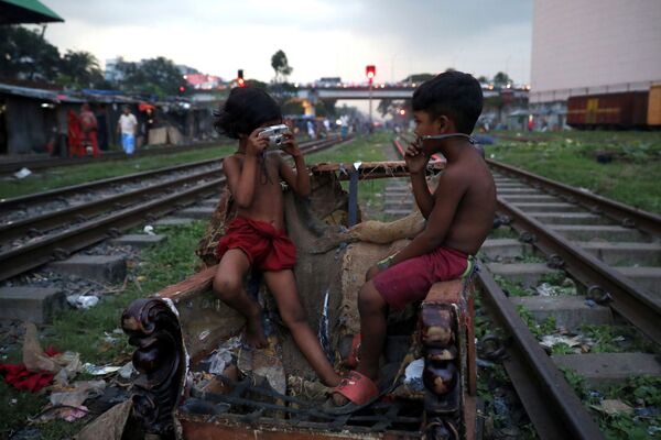 Crianças brincam com câmera quebrada em Daca, Bangladesh, 16 de setembro de 2019 - Sputnik Brasil