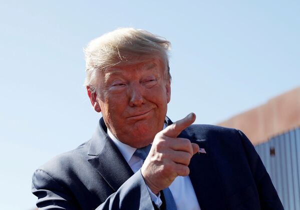 Presidente dos EUA, Donald Trump, inspeciona muro da fronteira entre EUA e México em construção na cidade fronteiriça de Otai Mesa, Califórnia, EUA, 18 de setembro de 2019 - Sputnik Brasil