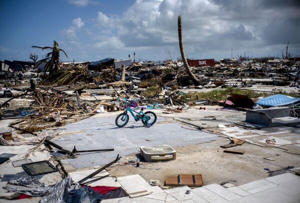 Bicicleta em meio às ruínas de uma casa destruída pelo furacão Dorian, nas ilhas Ábaco, Bahamas, 17 de setembro de 2019 - Sputnik Brasil