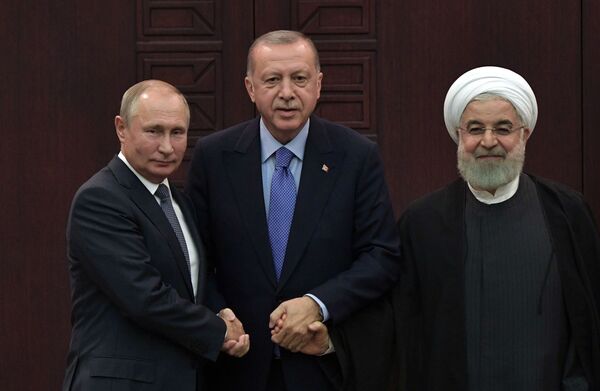 Presidentes da Rússia, da Turquia e do Irã (Vladimir Putin, Recep Tayyip Erdogan e Hassan Rouhani) em coletiva de imprensa conjunta na Turquia, 16 de setembro de 2019 - Sputnik Brasil