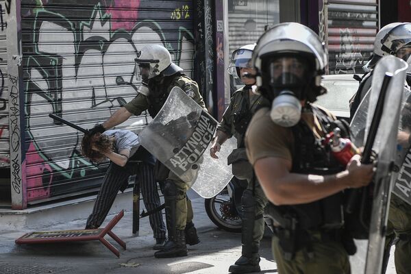 Manifestante sendo detido durante manifestação em Atenas, Grécia, em 14 de setembro de 2019 - Sputnik Brasil