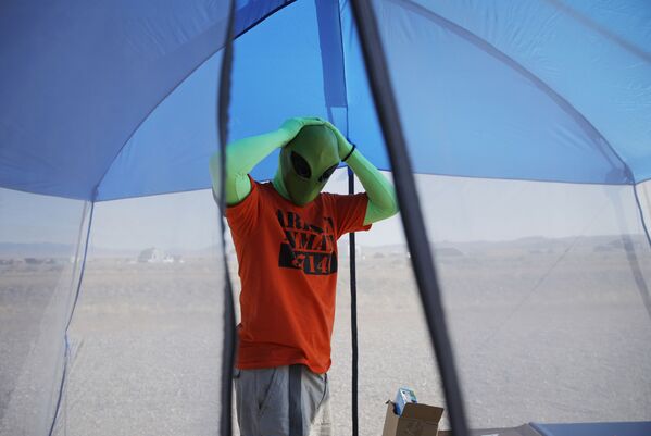 Participante do evento Invasão da Área 51 com máscara alienígena, em Nevada - Sputnik Brasil