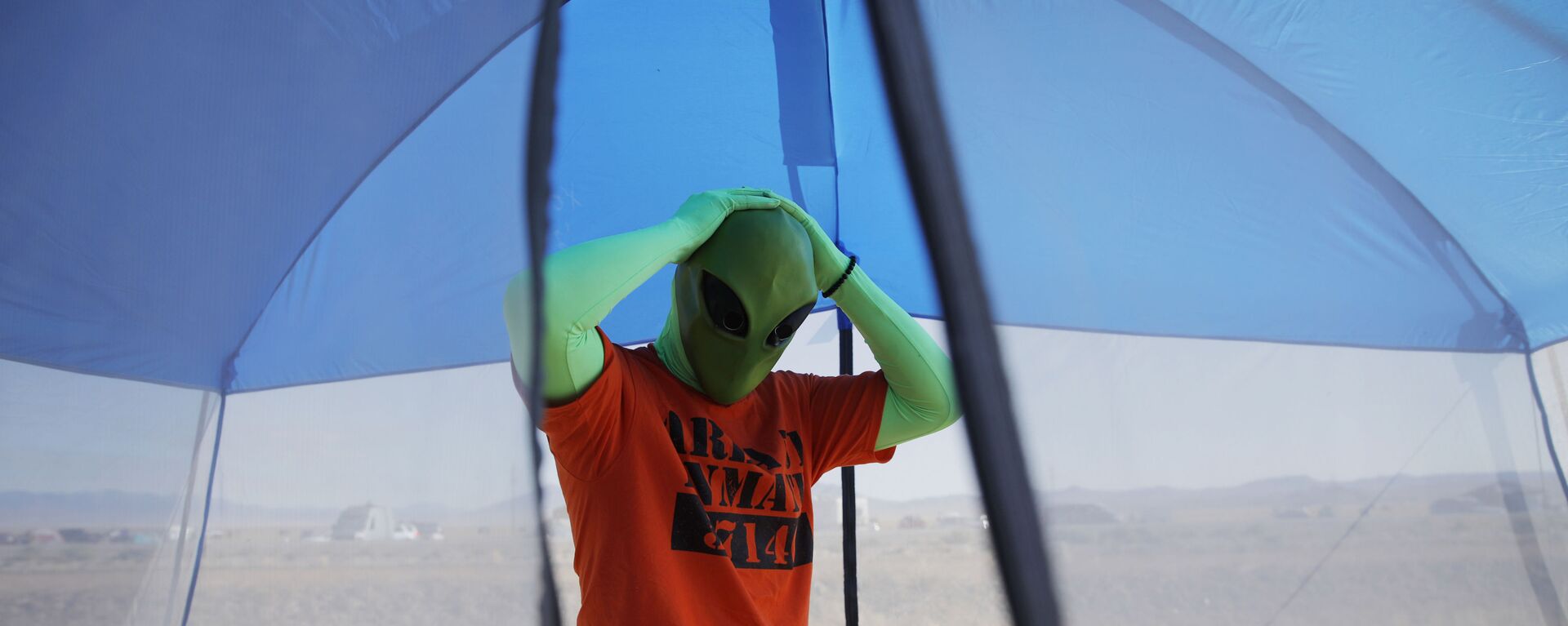 Participante do evento Invasão da Área 51 com máscara alienígena, em Nevada - Sputnik Brasil, 1920, 18.05.2022