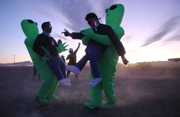 Participantes da invasão da Área 51 dançam vestidos como alienígenas, em Nevada - Sputnik Brasil