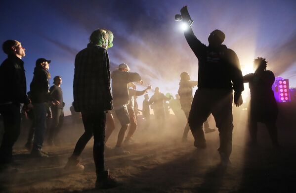 Participantes dançam durante a invasão da Área 51 em Nevada - Sputnik Brasil