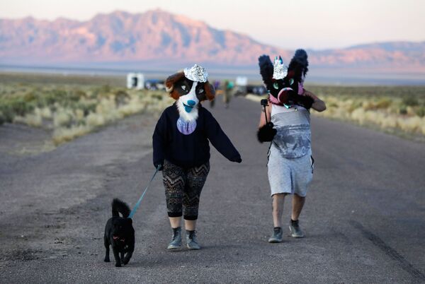 Participantes da invasão da Área 51 em Nevada caminham para uma entrada da Área - Sputnik Brasil