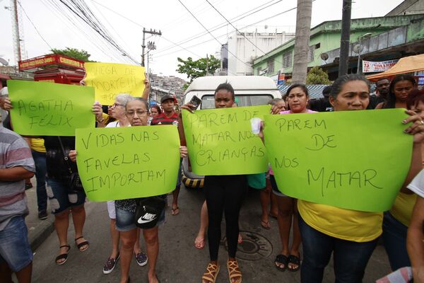 Manifestantes pedem justiça para a menina Ágatha Félix, morta no Complexo do Alemão, no Rio de Janeiro - Sputnik Brasil
