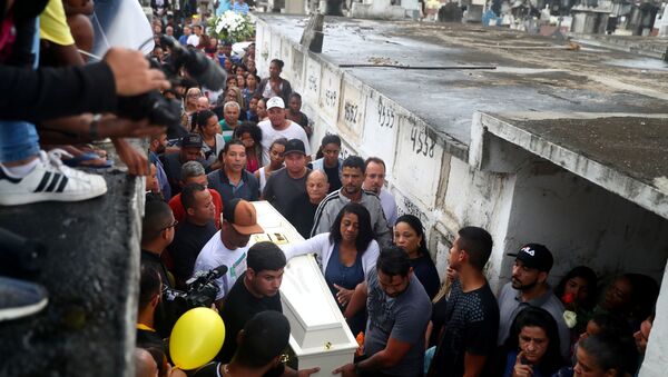 Amigos e familiares enterram o corpo de Agatha, menina de 8 anos atingida por um tiro nas costas no Complexo do Alemão - Sputnik Brasil