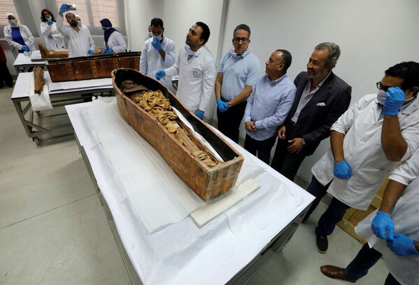 Ministro de Antiguidades do Egito e arqueólogos em volta da múmia de Sennedjem no Museu Nacional da Civilização Egípcia (NMEC), no Cairo - Sputnik Brasil