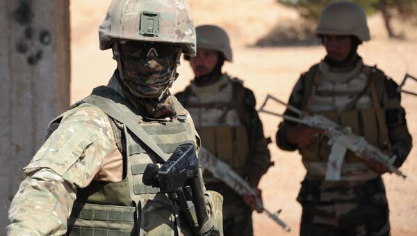 Instrutor militar russo durante instrução de soldados sírios em Yafour, Síria - Sputnik Brasil