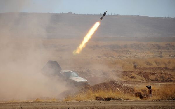 Lançamento de foguetes durante instrução ministrada por militares russos a soldados sírios em Yafour, Síria - Sputnik Brasil