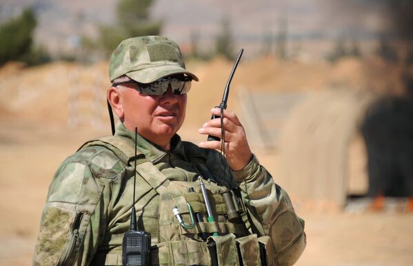 Instrutor russo em comunicação via rádio durante treinamento de soldados sírios na base militar de Yafour, Síria - Sputnik Brasil