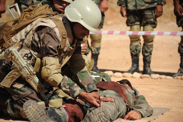 Soldados sírios durante treinamento de primeiros socorros em Yafour, Síria - Sputnik Brasil