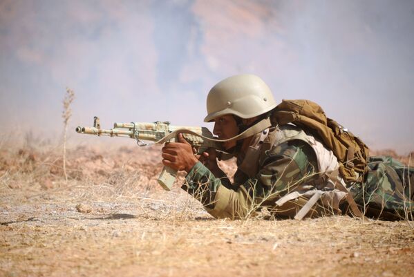 Soldado sírio efetua disparos durante treinamento em Yafour, Síria - Sputnik Brasil