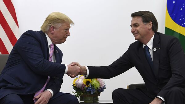 O presidente dos EUA, Donald Trump (à esquerda), cumprimenta o presidente do Brasil, Jair Bolsonaro (à direita) durante encontro bilateral no G-20, em Osaka, Japão, no dia 28 de junho de 2019.  - Sputnik Brasil