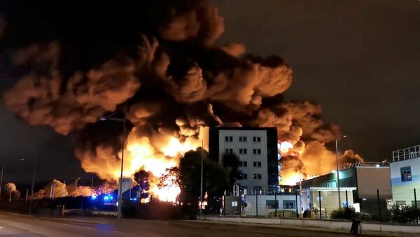 Incêndio em fábrica química da empresa Lubrizol em Rouen, na França, 26 de setembro de 2019 - Sputnik Brasil