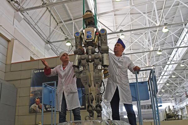Funcionários da Corporação Energia removem o robô humanoide Fyodor da espaçonave Soyuz MS-14 depois do voo até a Estação Espacial Internacional - Sputnik Brasil