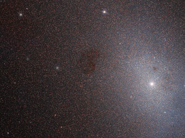 Galáxia elíptica anã Messier 110 na constelação de Andrômeda fotografada pelo telescópio espacial Hubble da NASA - Sputnik Brasil