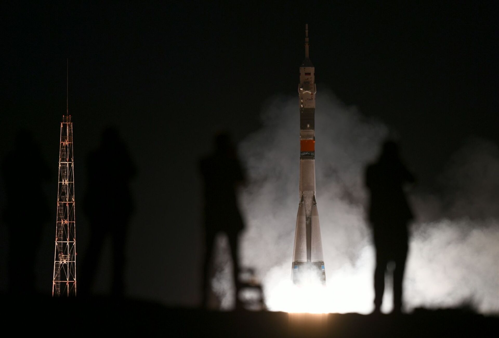 Lançamento do foguete portador Soyuz-FG com a espaçonave tripulada Soyuz MS-15 a partir do cosmódromo de Baikonur, no Cazaquistão - Sputnik Brasil, 1920, 17.03.2022