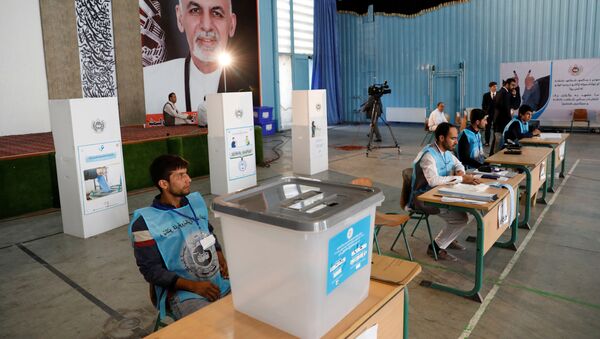 Equipe de trabalhadores da eleição no Afeganistão aguardam a chegada do candidato à Presidência, Ashraf Ghani, para votar no local, em Cabul no dia 28 de setembro de 2019. - Sputnik Brasil