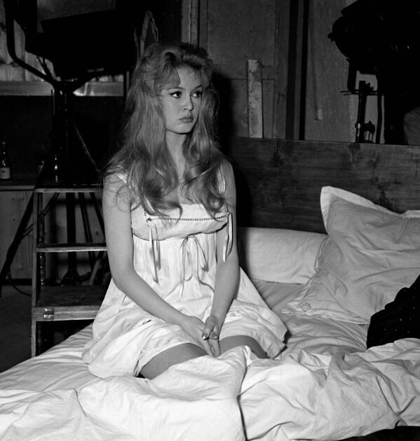 Na tela, Brigitte Bardot transmitia a imagem de uma mulher livre, espontânea e ingênua. Na foto: Brigitte Bardot no filme Uma Parisiense (Une Parisienne) dirigido por Michel Boisrond, em 1957 - Sputnik Brasil