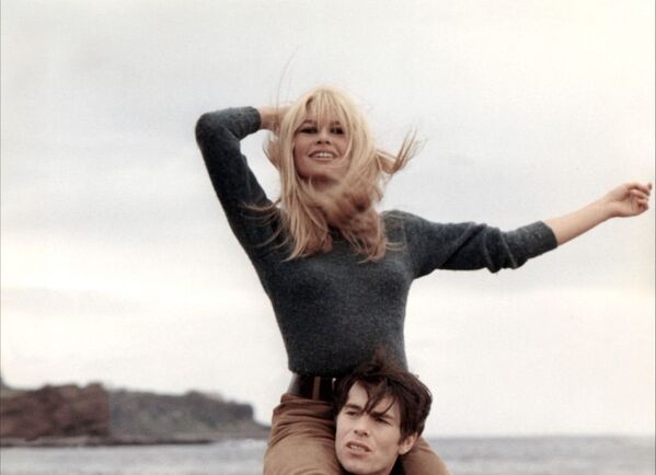 Brigitte Bardot e Laurent Terzieff no filme Eu Sou o Amor (A cœur joie) dirigido por Serge Bourguignon, em 1967 - Sputnik Brasil