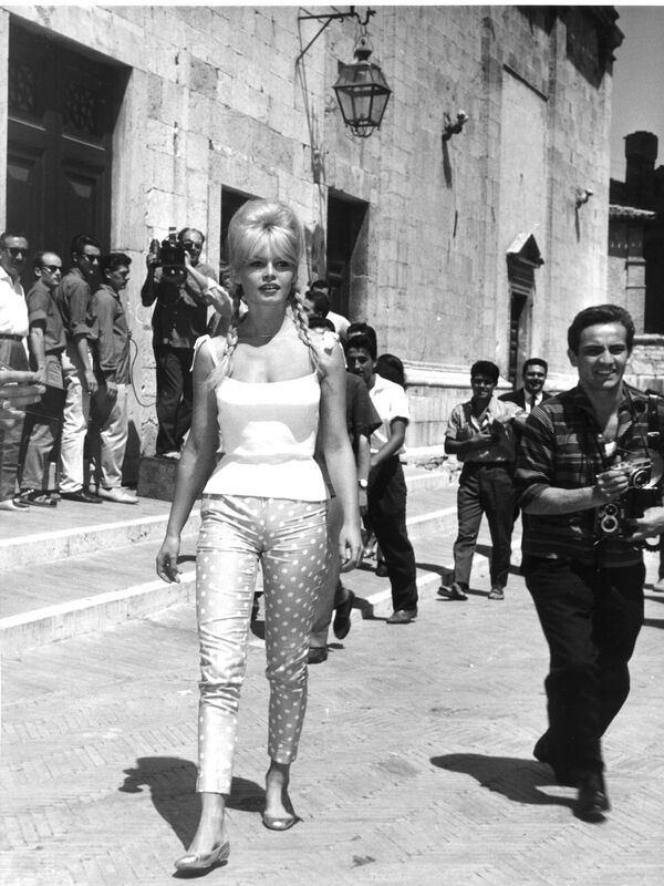 Brigitte Bardot na cidade italiana de Spoleto, onde foi feito o filme Vida Privada (Vie Privée), em 1961 - Sputnik Brasil