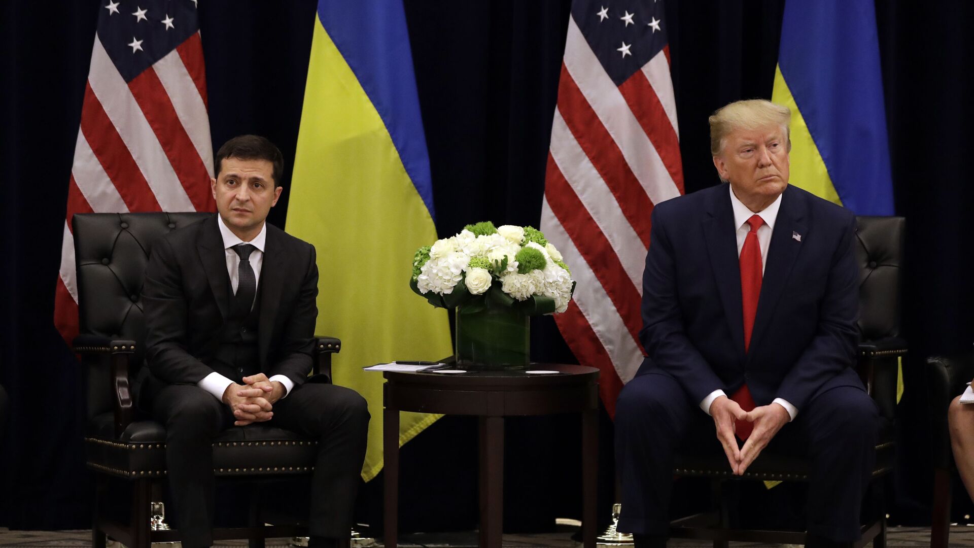 Presidente Donald Trump encontra seu homólogo ucraniano, Vladimir Zelensky, no hotel InterContinental Barclay em Nova York, Estados Unidos - Sputnik Brasil, 1920, 12.11.2023
