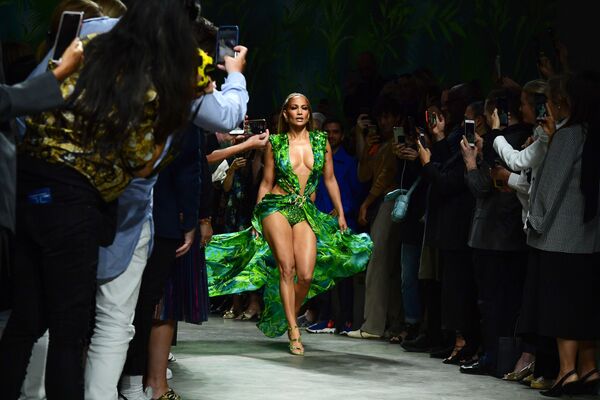 Cantora americana Jennifer Lopez desfilando em um show de moda em Milão, Itália - Sputnik Brasil