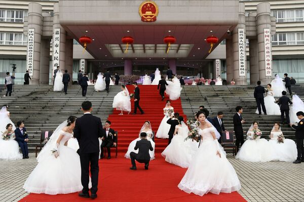 Casamentos em massa são celebrados em frente ao prédio da Administração da cidade chinesa de Jiaxing em 22 de setembro - Sputnik Brasil