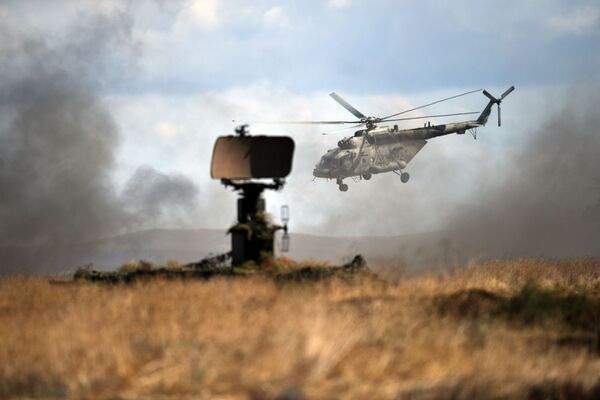 Helicóptero Mi-8 durante exercícios militares no polígono de Opuk na Crimeia, Rússia - Sputnik Brasil