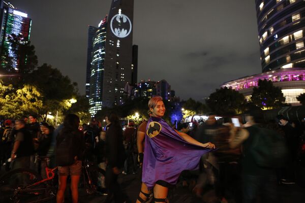 Stephanie Salgado posa com capa do Batman durante o 80º aniversário do personagem na Cidade do México em 21 de setembro de 2019 - Sputnik Brasil